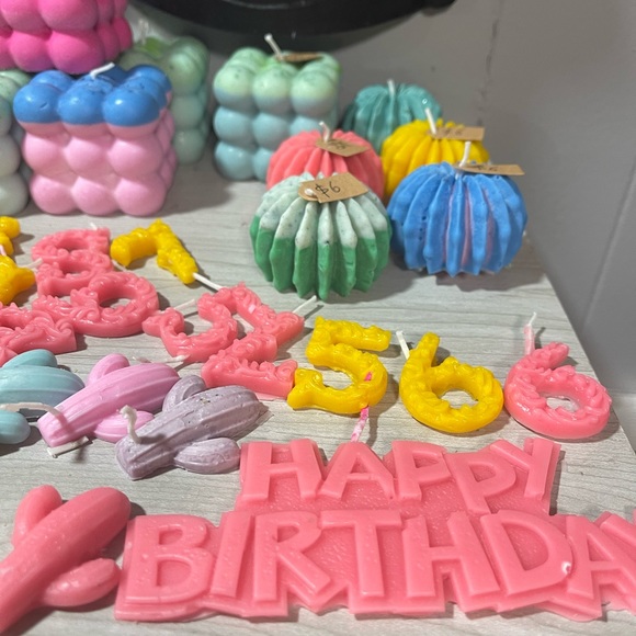 Flowers candles lots of different colors and designs - Picture 6 of 11